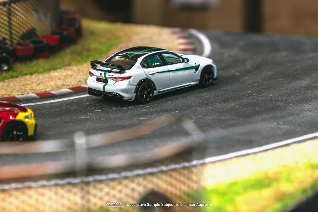 Tarmac Works Alfa Romeo Giulia GTAm White / Green - Lamley Special Edition