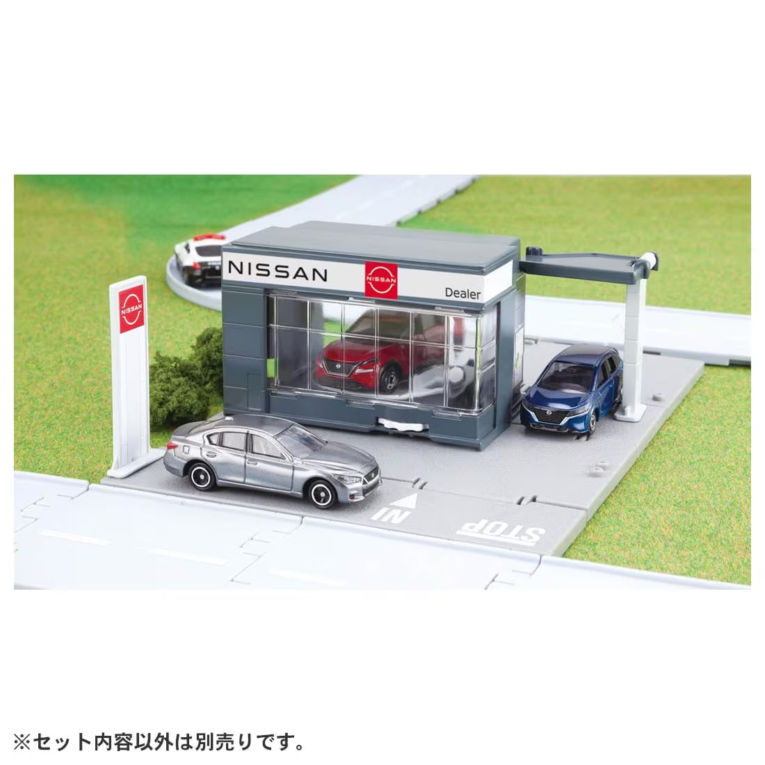 Tomica Town Nissan Car Dealer (with Tomica)